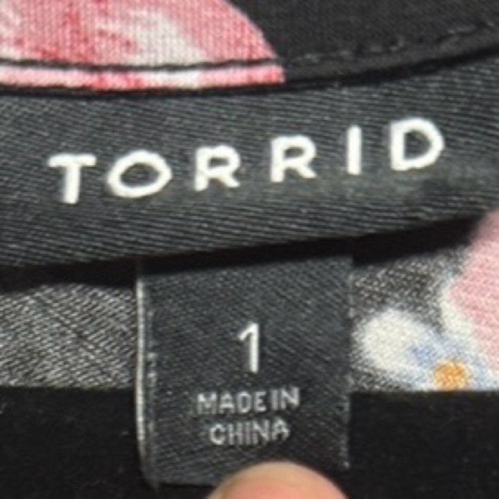 Torrid Whimsygoth Floral Plus Size Perfection Knit High Neck Keyhole Top Size 1 - Picture 2 of 6